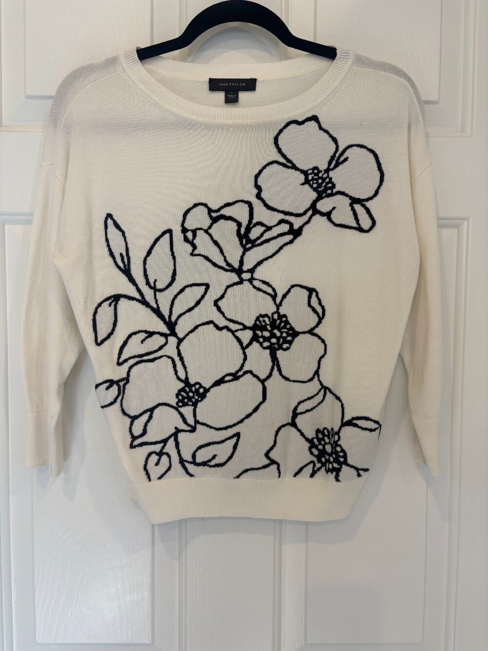 Ann Taylor Women’s Floral Crew Neck Sweater White Black Embroidered Knit S 4-8